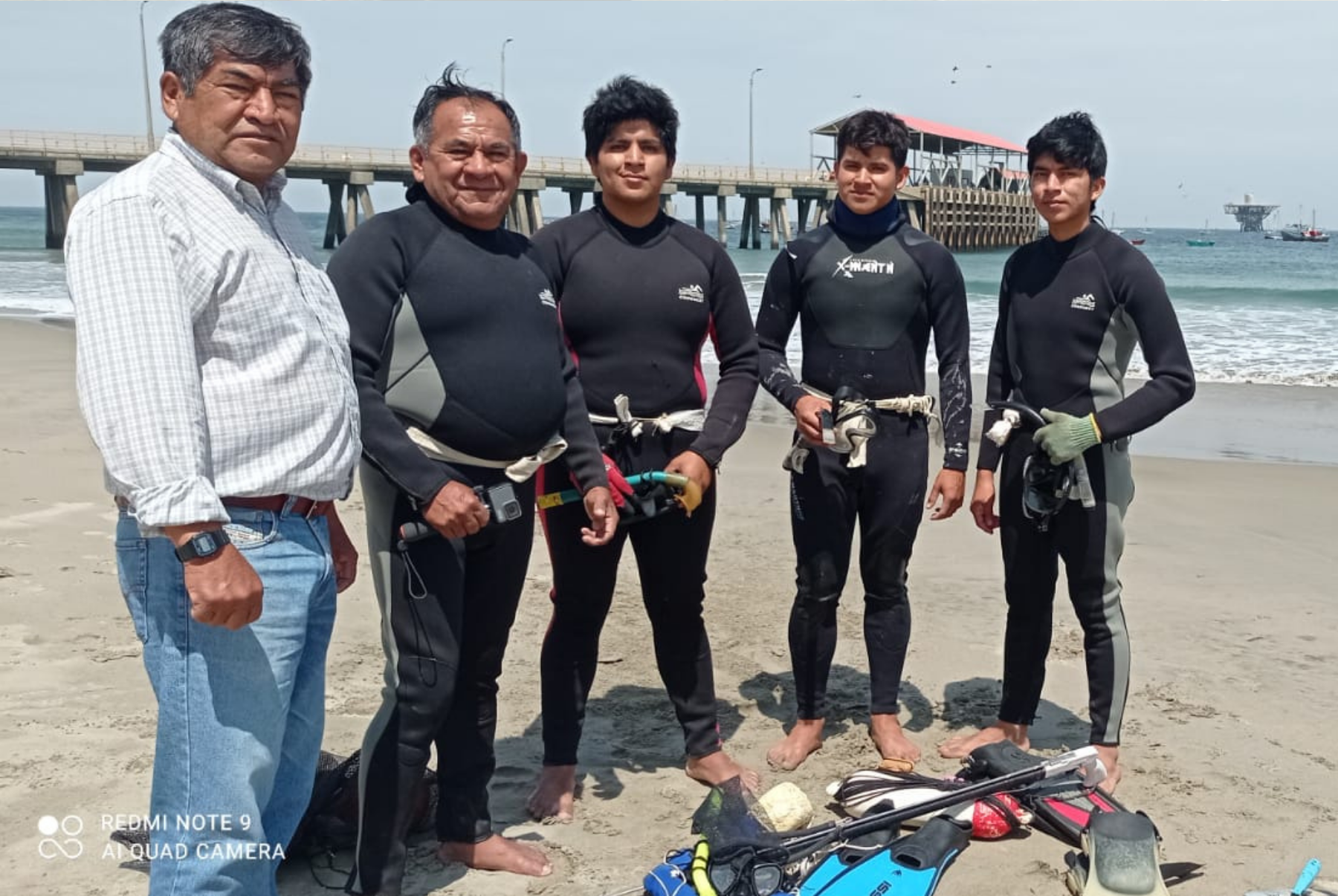 Baltazar decided to set up a pearl oyster cultivation project and, through this initiative, teach local youth to dive and to respect and learn about the marine environment around them.