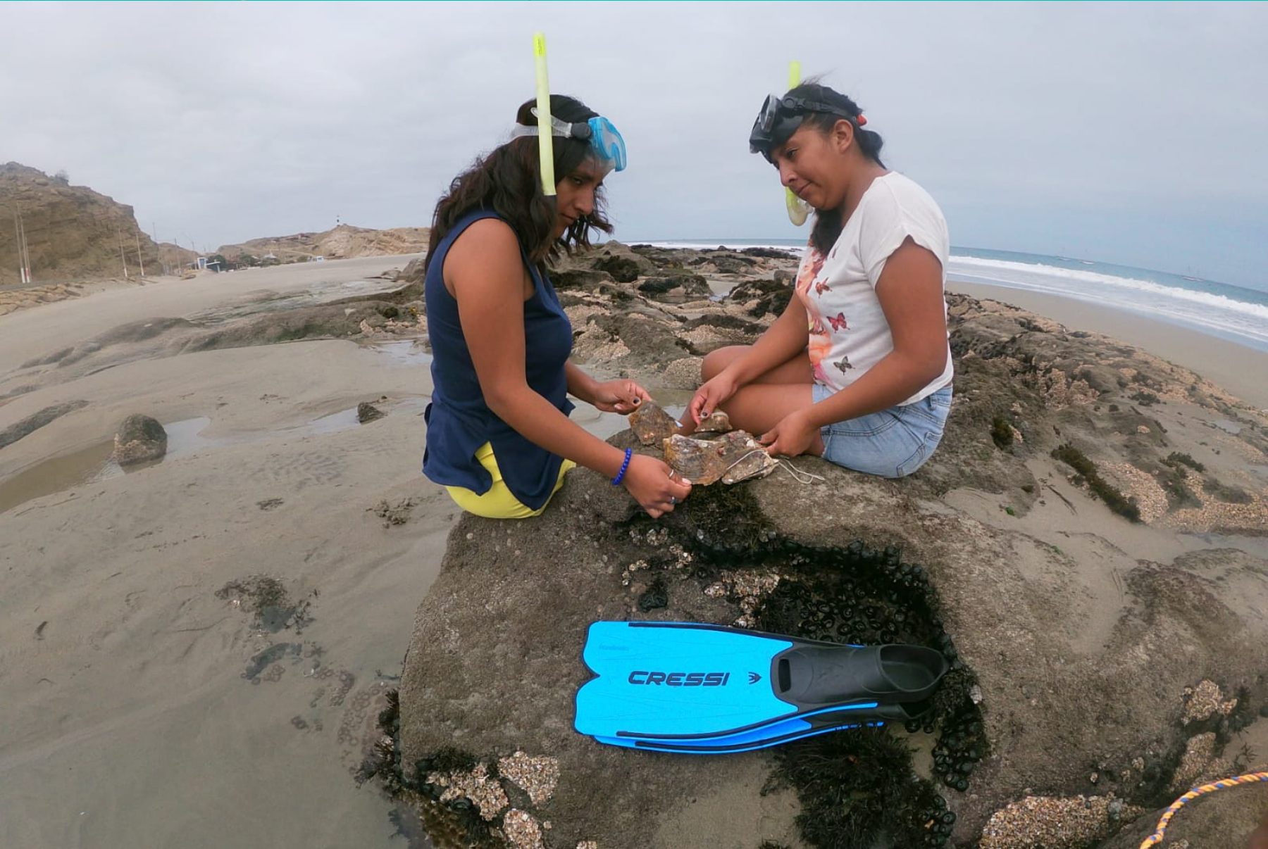 Baltazar involves the youth of the area—sons and daughters of fishermen—in collecting, cleaning, and processing pearls. The goal is twofold: first, to teach them about the environment and nature, and second, to give them tools to generate new sources of income.