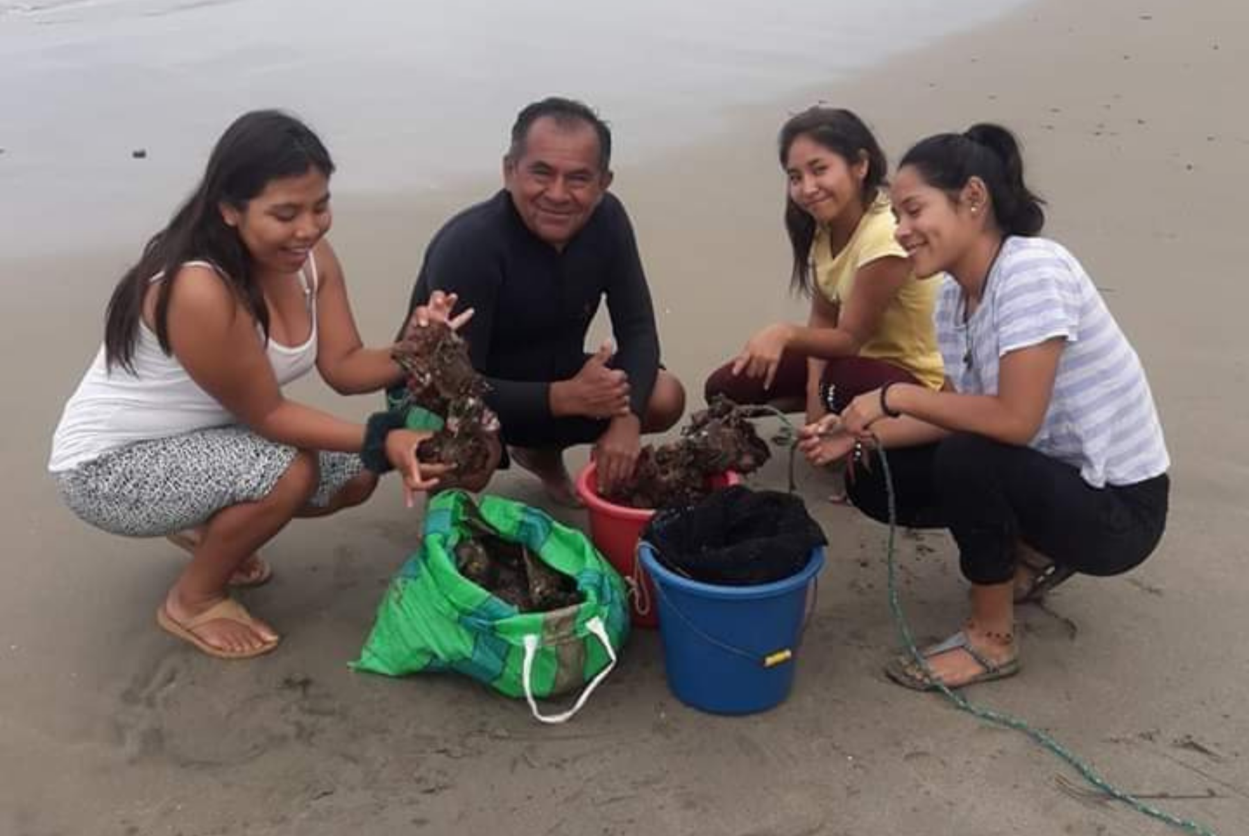 In particular, young women in the community are involved in the pearl value chain, from cultivation to jewelry making. Ruth, Noemi, Christina, and Monica, in this photo, are four of Baltazar’s students posing after harvesting pearl oysters.