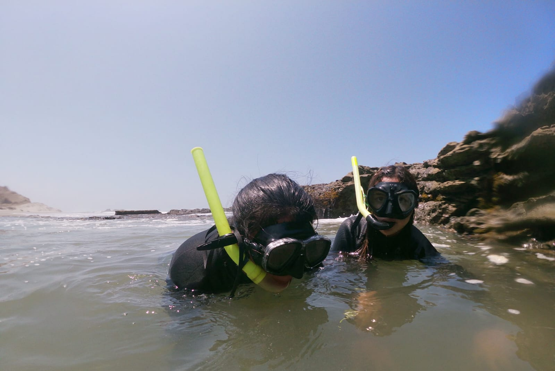 On these outings, the young women are guided to discover the different organisms that make up the extremely rich marine ecosystem of Cabo Blanco, once famous for the large fish it offered. In this photo, Sofia and Yorelei snorkel near the reefs.